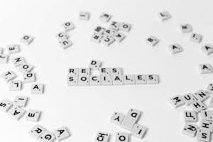 Creative arrangement of Scrabble tiles spelling 'Redes Sociales' on a clean white background.